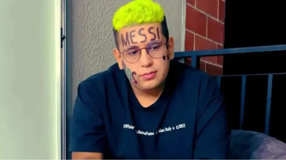 Un influencer se tatuó el nombre de Messi en la frente y ahora se arrepiente