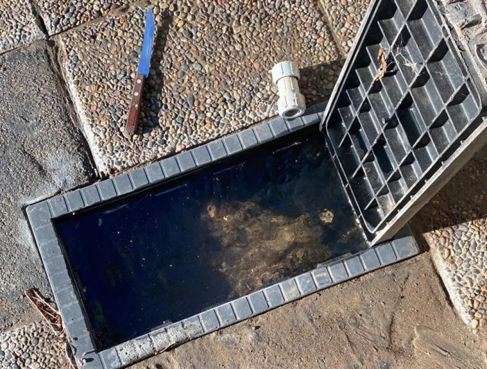 Siguen los robos de medidores: Esta vez dejaron el cuchillo tirado con el que sacaron el artefacto