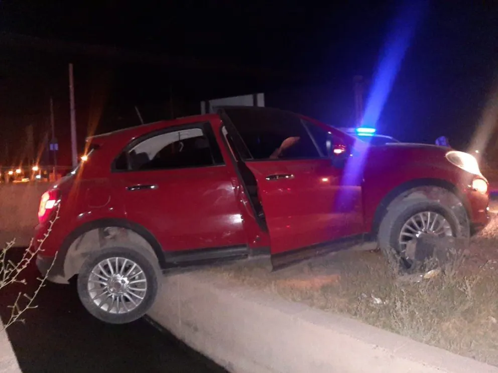 Robaron un auto, chocaron contra un poste y terminaron dentro de un canal
