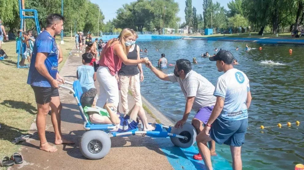 Una silla inclusiva para el balneario Apycar y disponible para quien la solicite