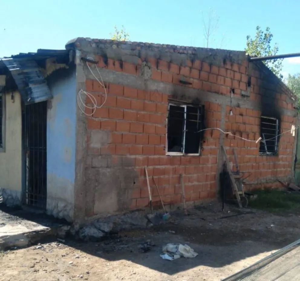 ¿Por qué tanta maldad?: no les alcanzó con robar una humilde casita y la prendieron fuego