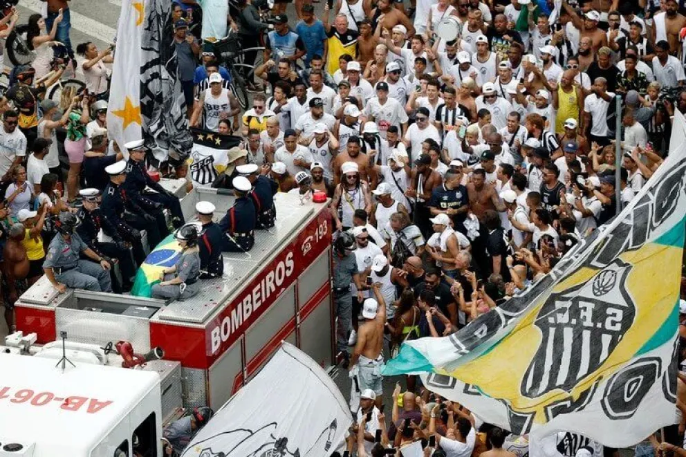Sepultaron a Pelé luego de ser despedido por miles de hinchas