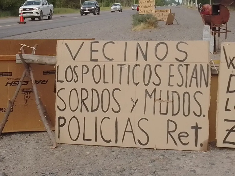 Continúa el reclamo de los Retirados de la Policía en el ingreso a Cervantes