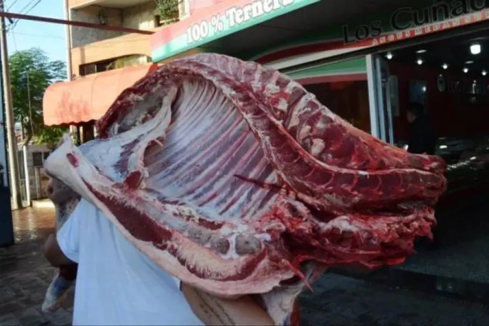 Le decomisaron 200 kilos de carne por llevar parte de la carga en el suelo del camión 