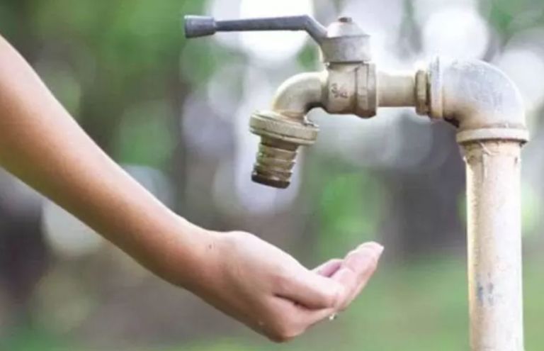 El calor y la falta de agua en los barrios pone a los vecinos en una situación insalubre