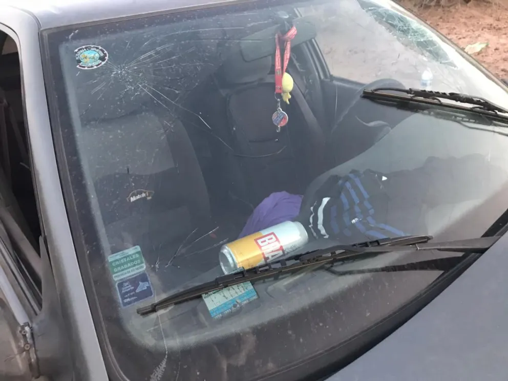 Una joven denunció a unos ebrios por chocar su auto y a la policía por accionar indebidamente 