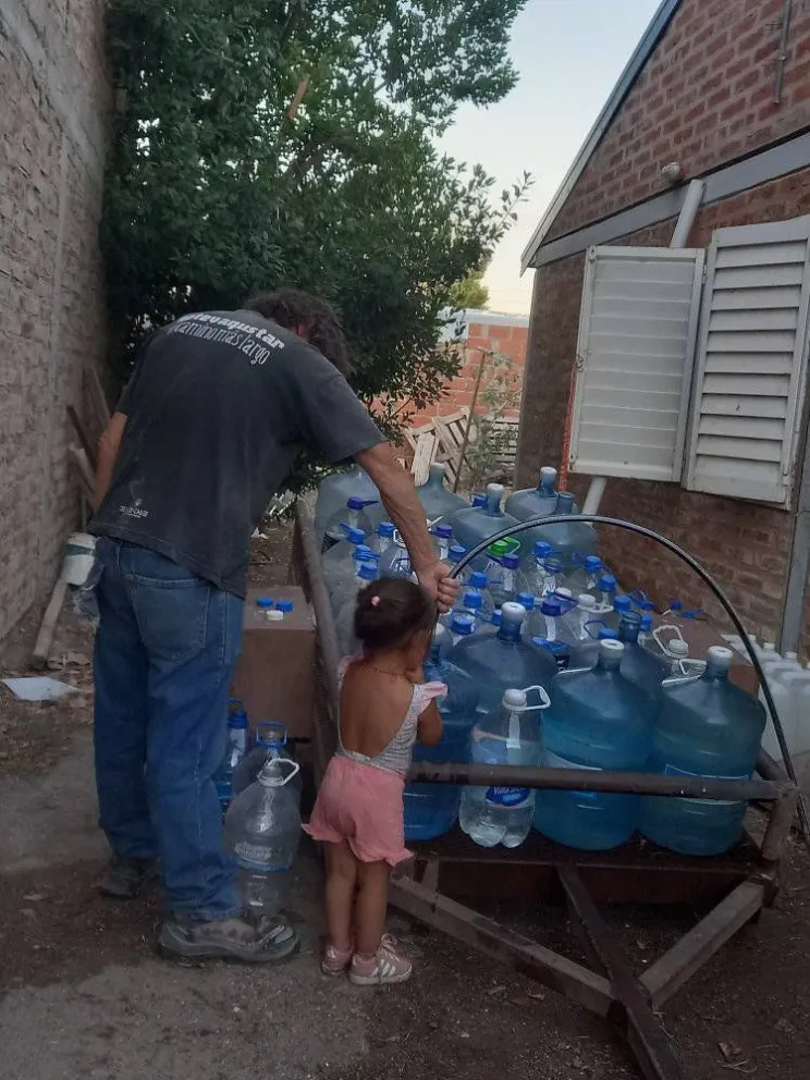Gestos que enorgullecen: juntó bidones y dará agua a quienes no tengan 