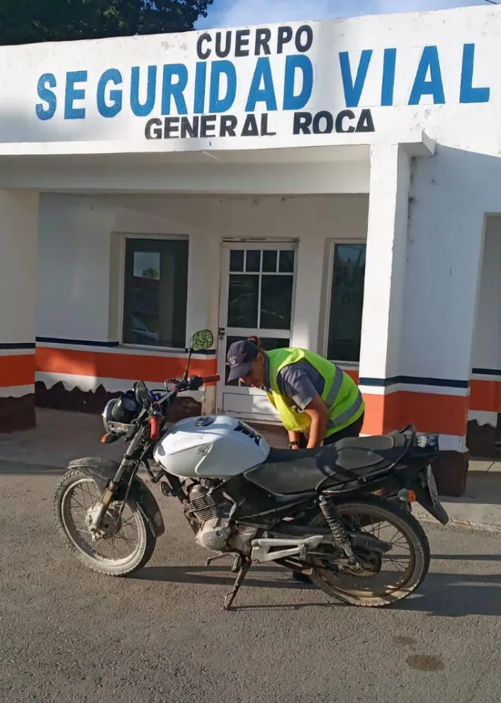 No pudo justificar la procedencia de su vehículo y constataron que era robado 