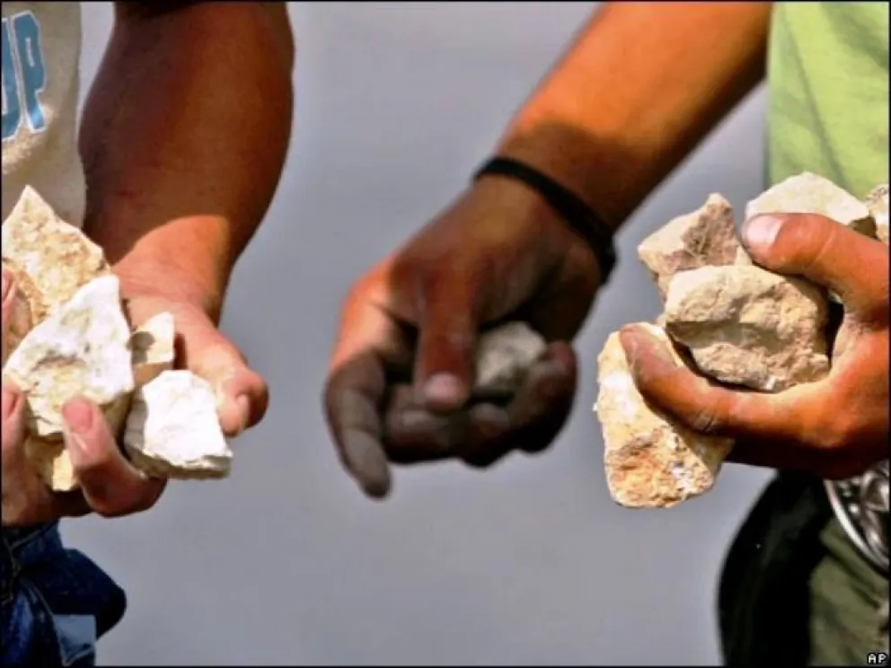 Aunque no se pudo ver quiénes realizan la peligrosa actividad, varios vecinos comentan que son "niños". Foto archivo-ANR