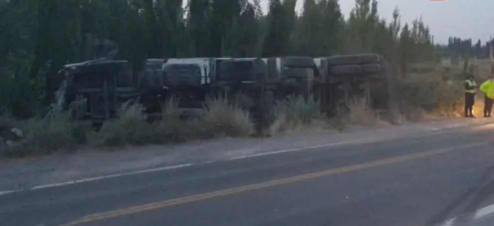 Ruta 22: perdió el control del camión y terminó volcando sobre la banquina