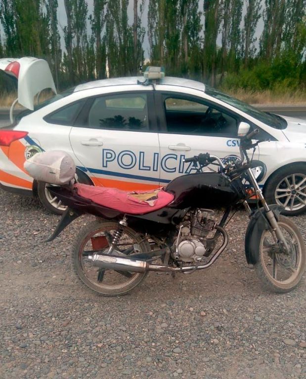 Circulaba sin casco, con el motor adulterado y le secuestraron la moto