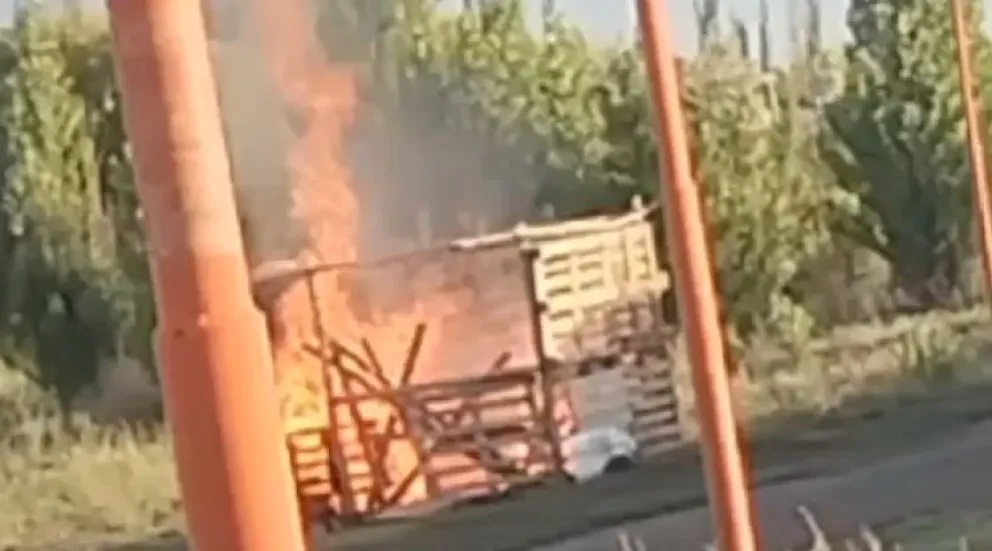 Se enojó con los "Desobedientes F.C" y les prendió fuego la cantina de la canchita del barrio  