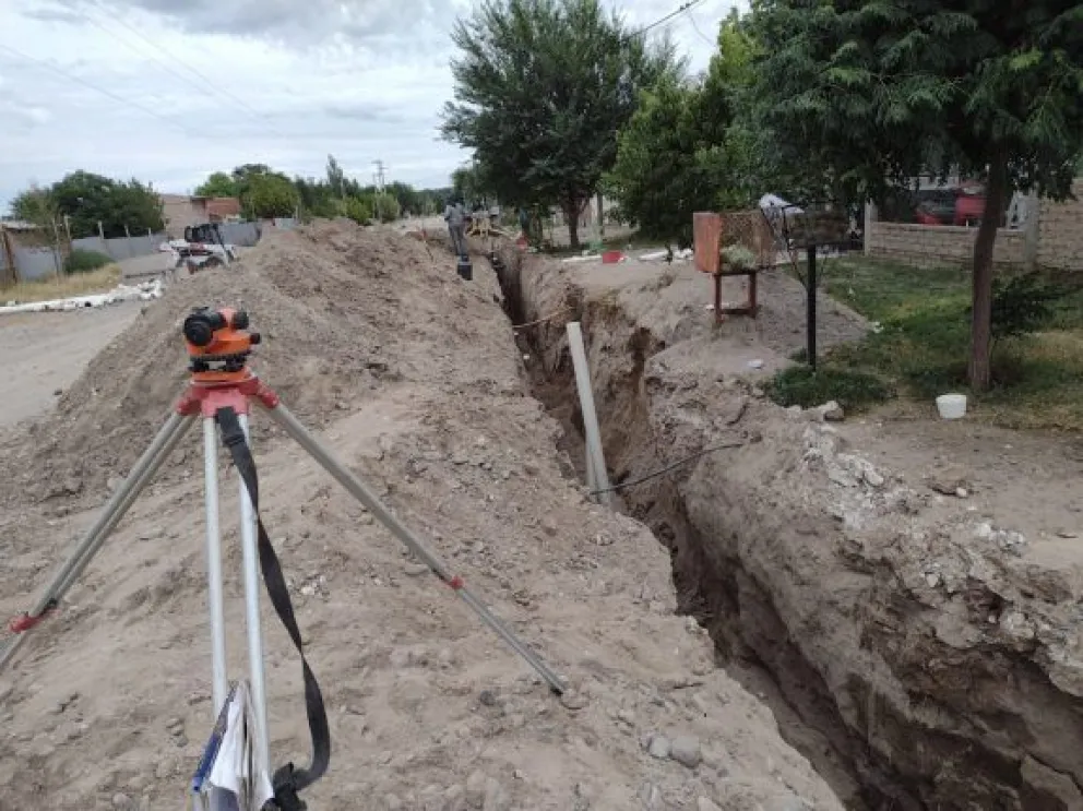 La obra de red de cloacas del barrio Fiske Menuco presenta un gran avance: ¿Cuánto le falta?