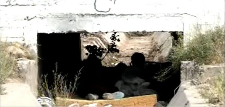 Pobreza extrema: cuatro jóvenes, una mujer y un bebé viven debajo de un puente en Roca
