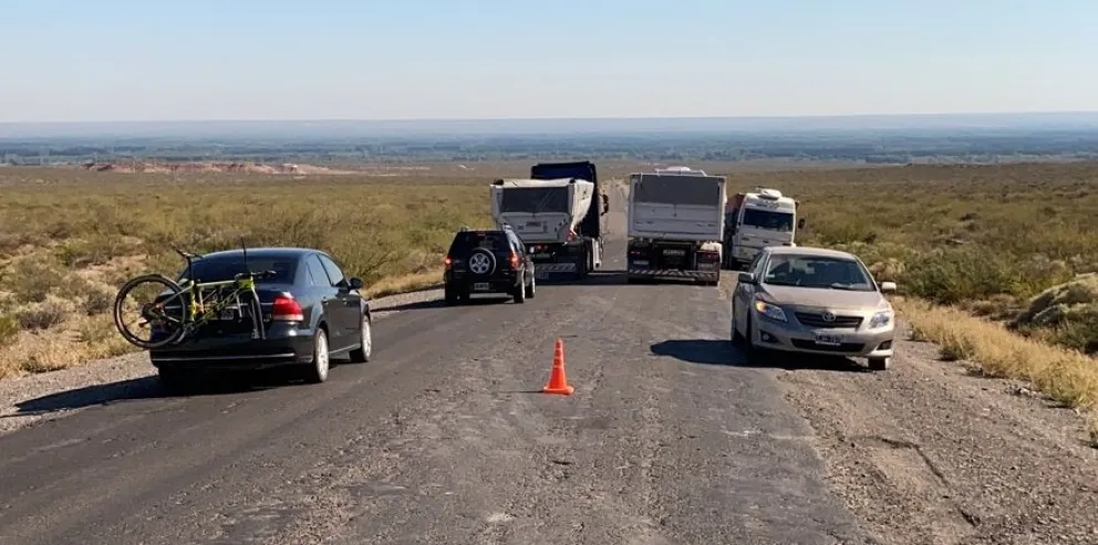 Por una falla mecánica quedó varado sobre la ruta 6 con su camión
