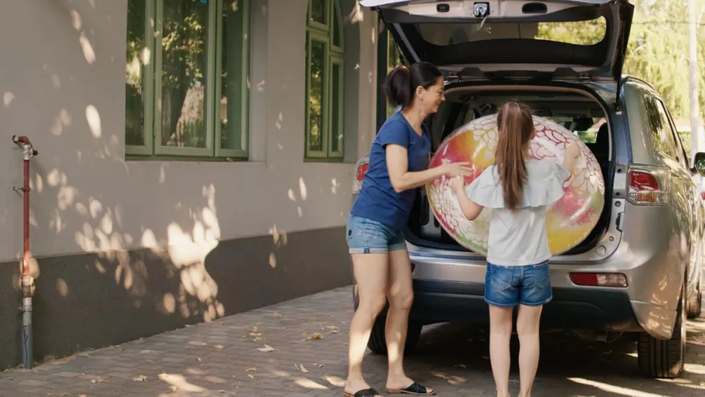 Viaje al exterior: ¿qué pasa si el progenitor no quiere firmar el permiso de un hijo menor de edad?