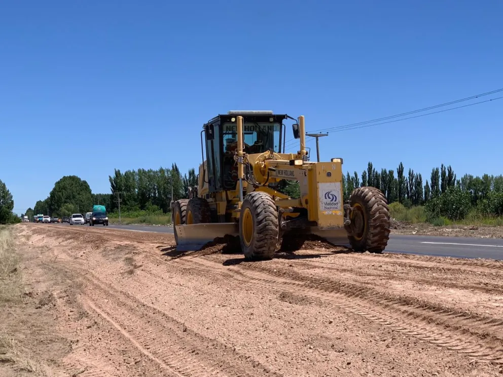 Precaución: Vialidad Nacional realiza tareas para mejorar banquinas sobre la ruta 22