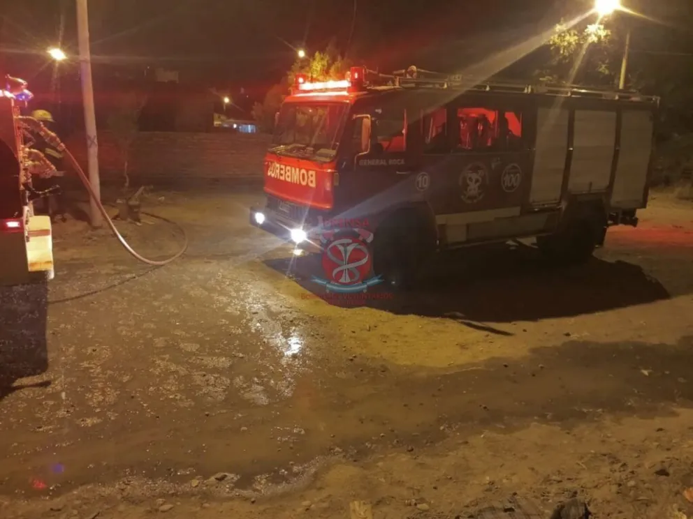 Una dotación de bomberos trabajó en la vivienda incendiada. Foto: Archivo