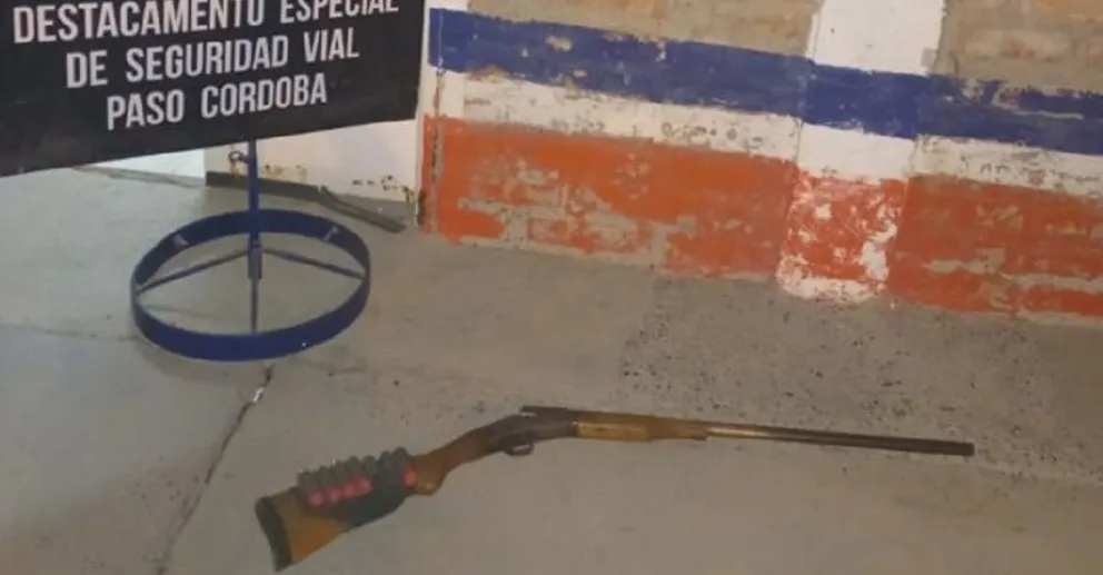 Están complicados: Iban en camioneta con un arma no declarada y municiones 