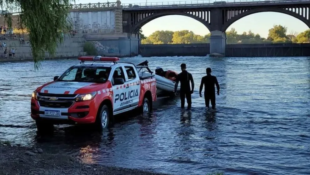 Desesperada búsqueda de dos jóvenes que desaparecieron en el río Neuquén 