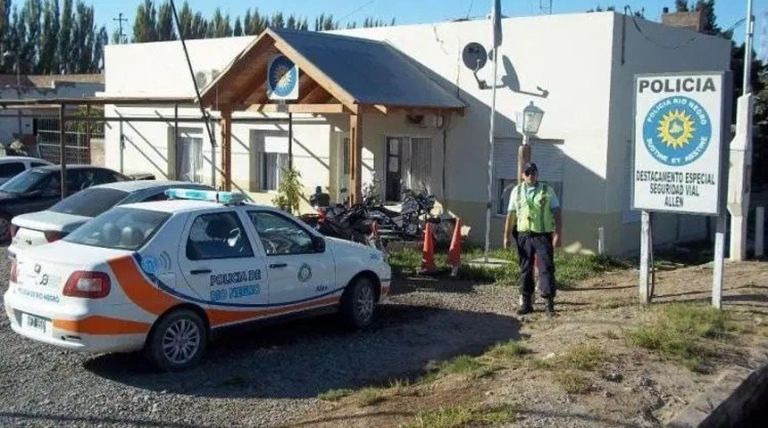 Siniestro múltiple en Ruta 22 cerca de Roca: integrantes de una familia extranjera fueron internados