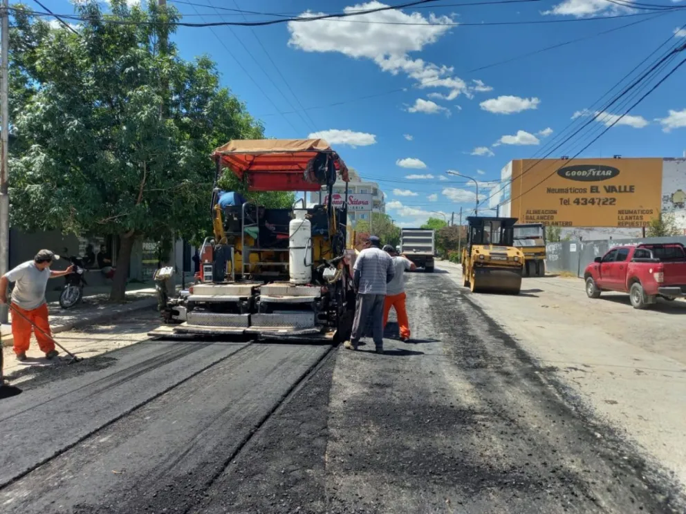 Precaución al circular: Realizan trabajos de reasfaltado en una importante calle de la ciudad