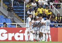 Argentina venció a Perú y no se baja de la clasificación