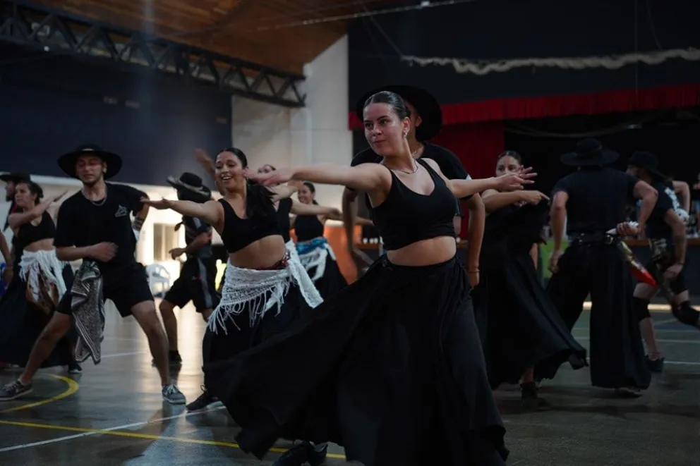 Con la presencia de 11 artistas roquenses, partió la Delegación rionegrina hacía Cosquín 