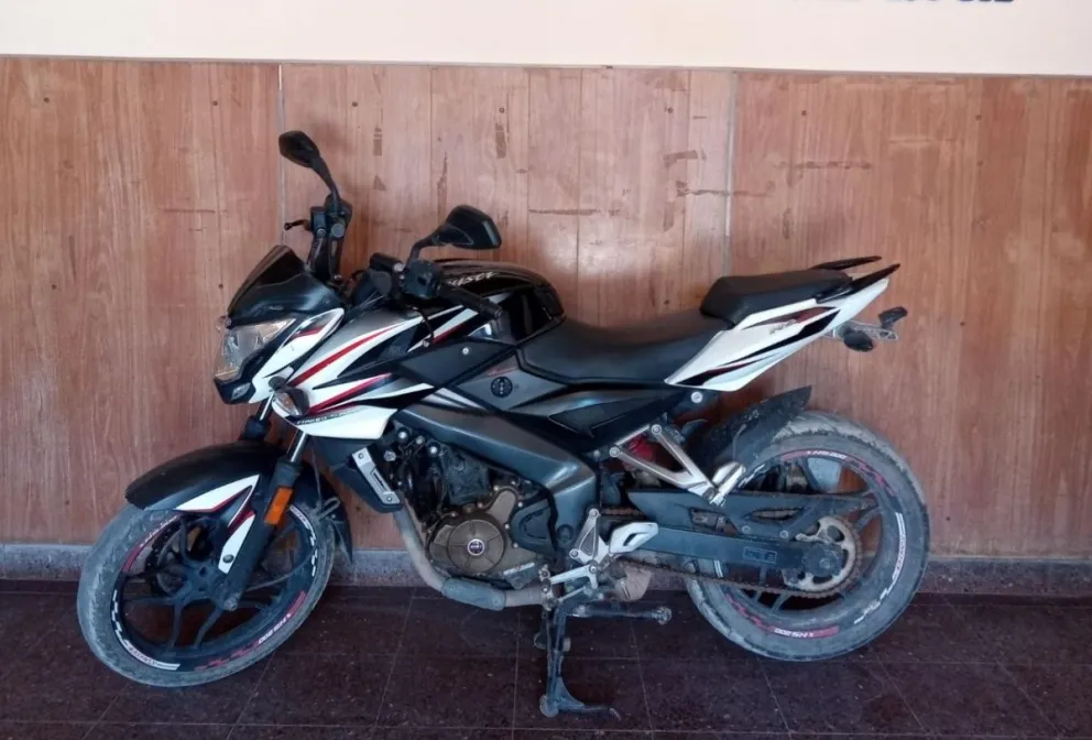 Un menor circulaba en una moto alta gama y terminó huyendo a pie