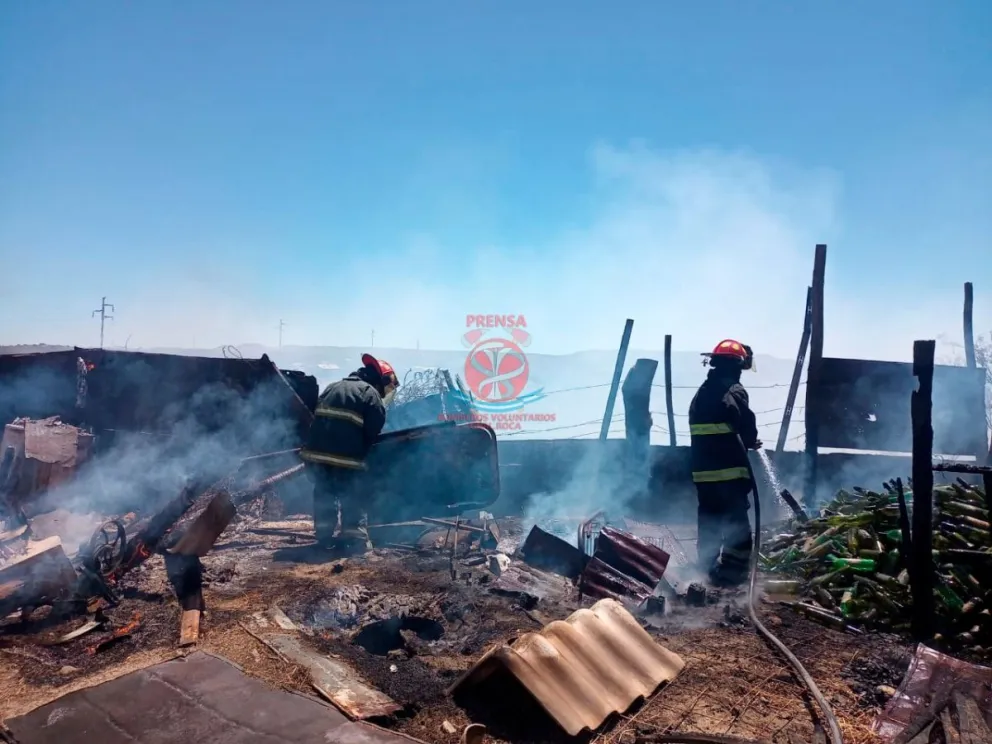 Día movido para los Bomberos: Incendios de residuos y de dos vehículos