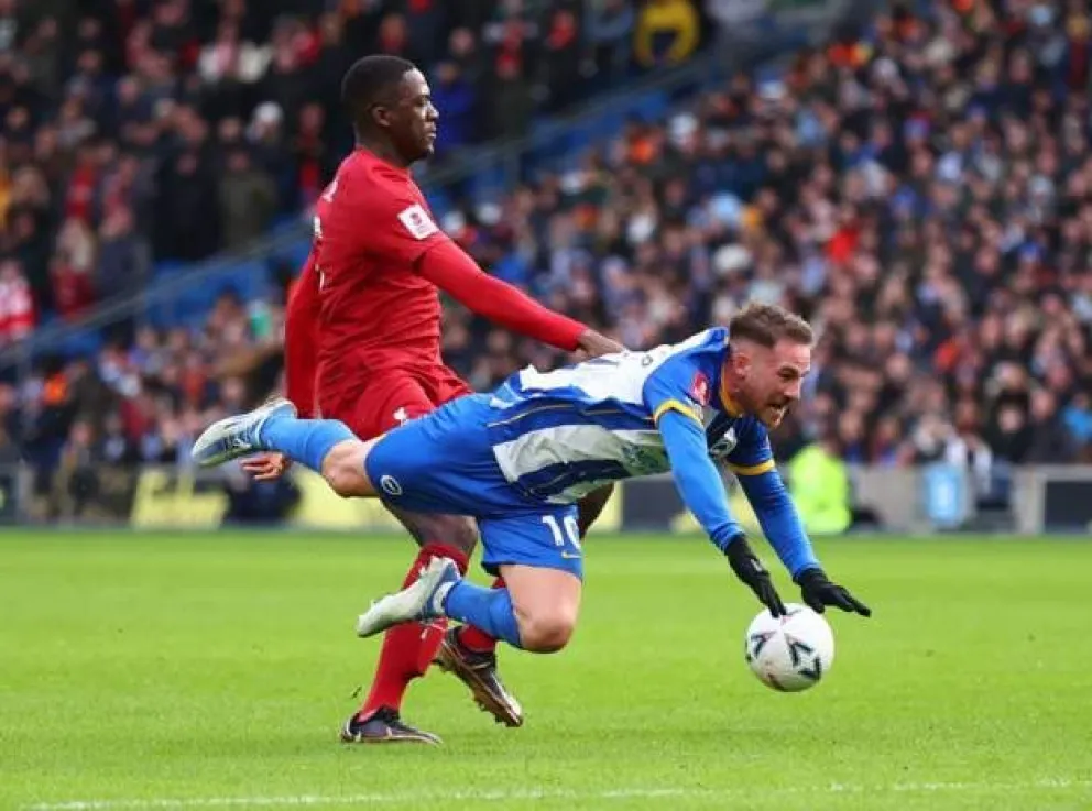 Con Alexis de titular, el Brighton se cargó al Liverpool y avanzó en la FA Cup