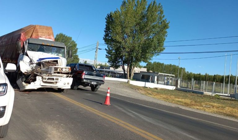 AHORA: Camiones chocaron en cadena en Ruta 22 y Mendoza