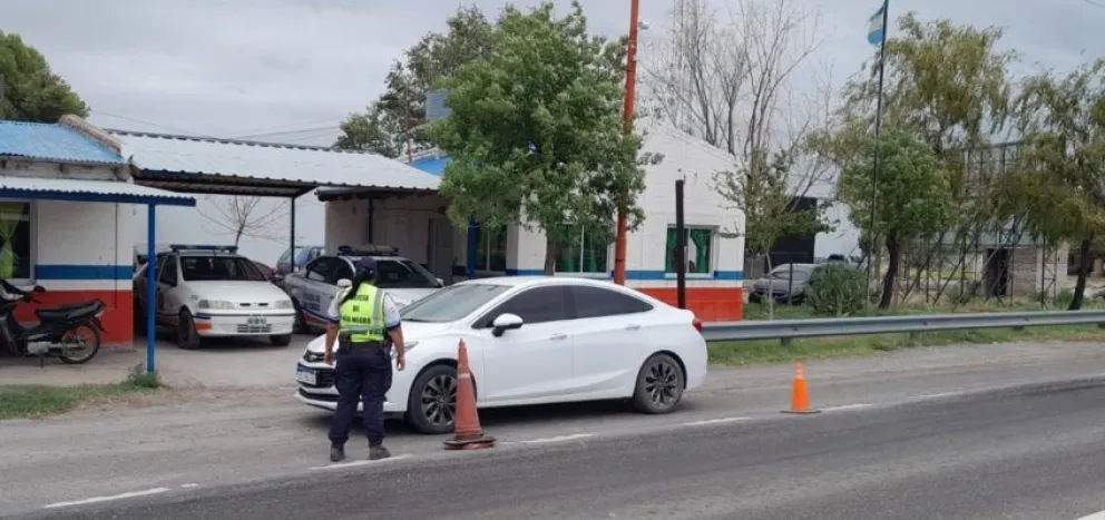 Con un auto robado y con drogas escaparon del control policial: Fueron detenidos