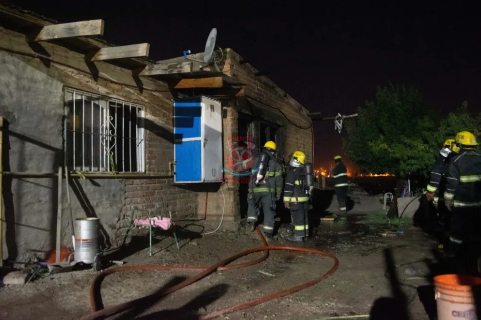 Noche en llamas: bomberos tuvieron que acudir a dos incendios en menos de una hora