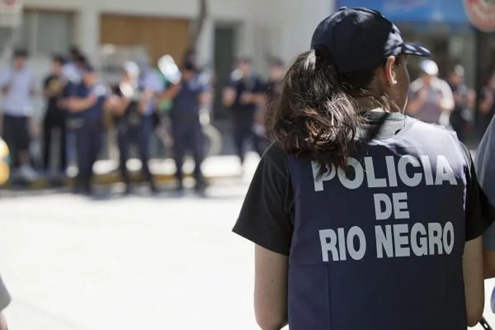 Una mujer policía sufría violencia de género y la echaron de la fuerza: qué dijo la justicia