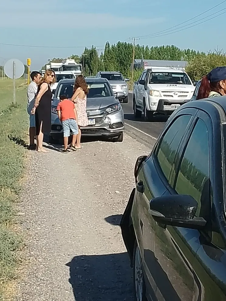 Cinco vehículos involucrados en un choque en cadena a 100 metros del semáforo de Ruta 22 y Canale