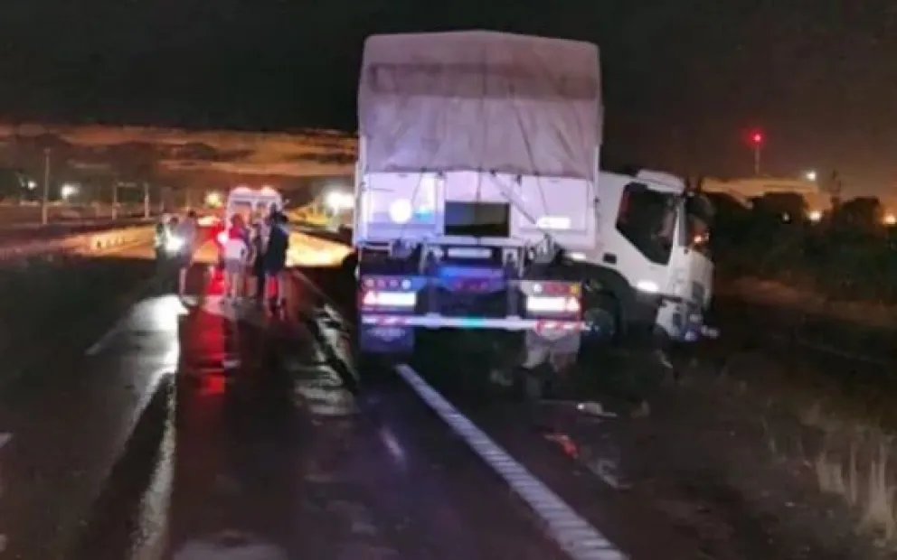 A causa de la lluvia un camión despistó y su conductor terminó internado