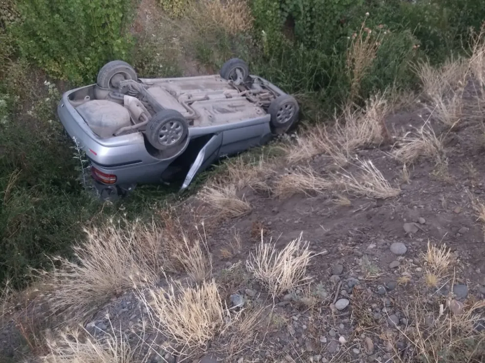 Despistó y terminó con el auto adentro de un desagüe paralelo a la Viterbori