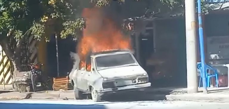 Un auto se prendió fuego en pleno centro de Roca: ¿Qué fue lo que pasó?