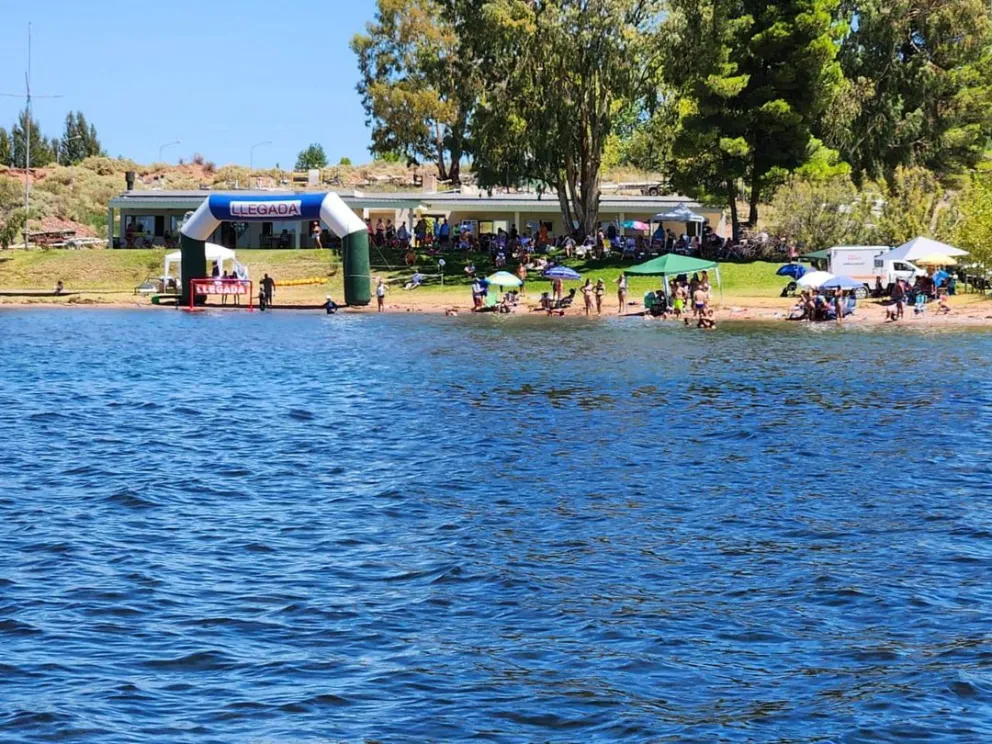 Participación destacada de los roquenses en la 7º edición del Desafío al lago Mari Menuco 