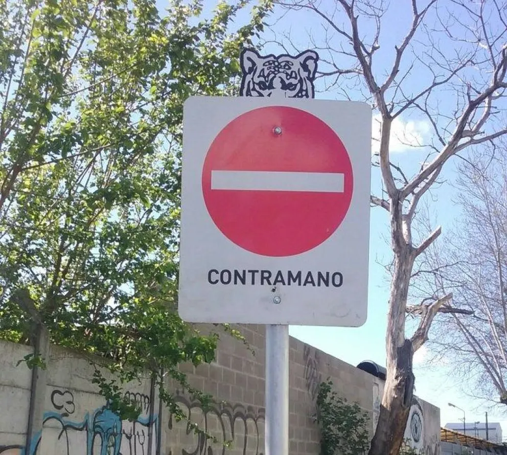 Dos sujetos se robaron un cartel de señalización: uno logró escapar y el otro fue detenido