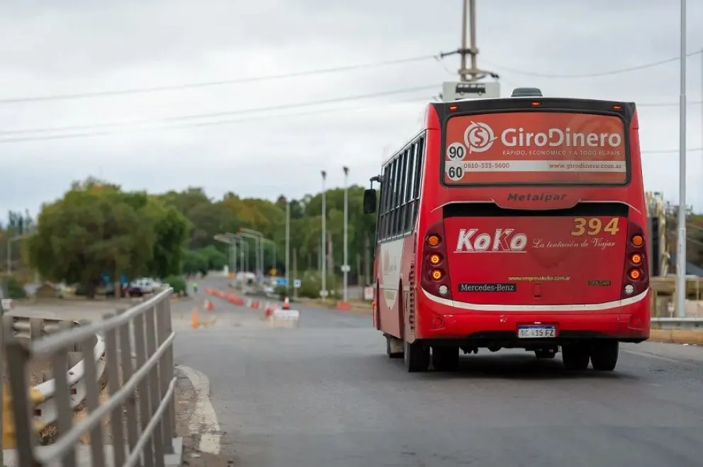 Un colectivero causó un choque en cadena por no frenar en el semáforo de Ruta 22 