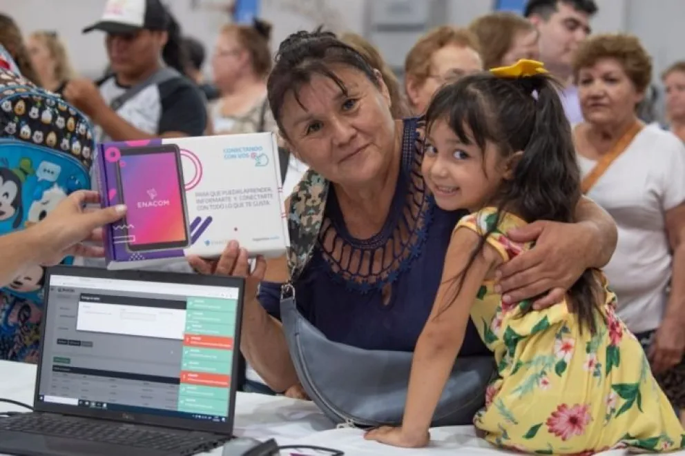 El Gobierno Nacional hizo entrega de más de 800 tablets en General Roca