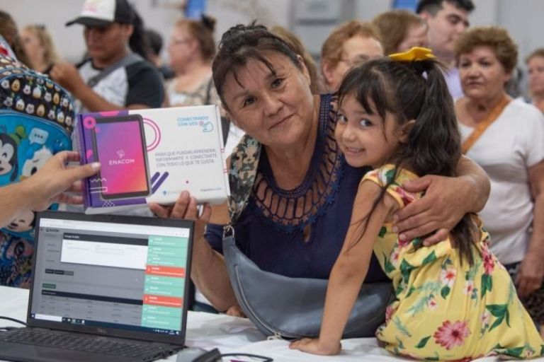 El Gobierno Nacional hizo entrega de más de 800 tablets en General Roca