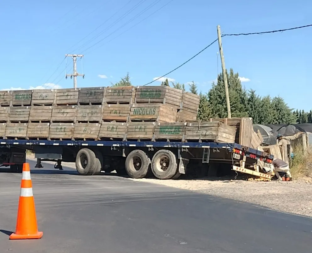 Por un error de cálculos, un semirremolque terminó dentro de un canal en Ruta 22
