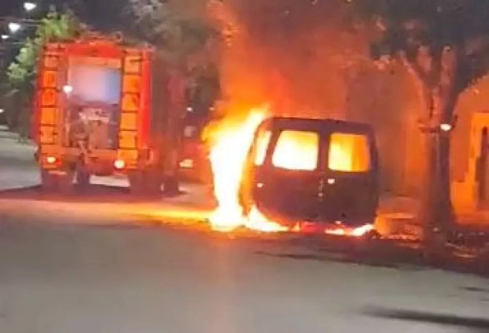 Se incendió por completo un vehículo en las 827 viviendas 