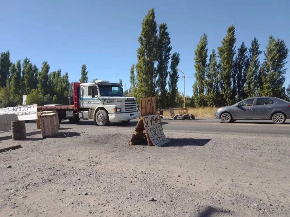 Atención: Con un día de anticipación, los policías retirados realizan un corte total de la Ruta 22