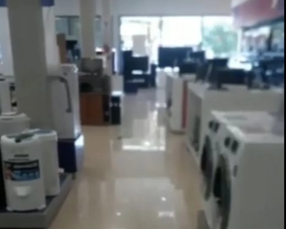 Muy confianzudos o no lo vieron: Lo dejaron encerrado en el local y se tomaron un descanso 