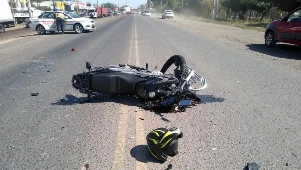 Insólito: un kayak lo golpeó en la cabeza, le partió el casco en dos y se salvó de milagro