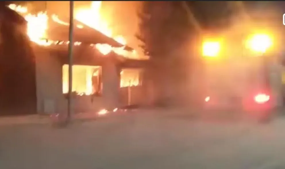 Horas dramáticas: Un incendio destruyó por completo una vivienda